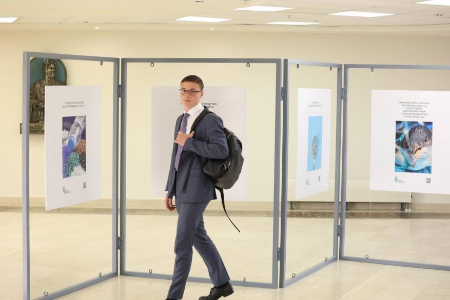 Фотовыставка о проблеме загрязнения микропластиком в МГИМО