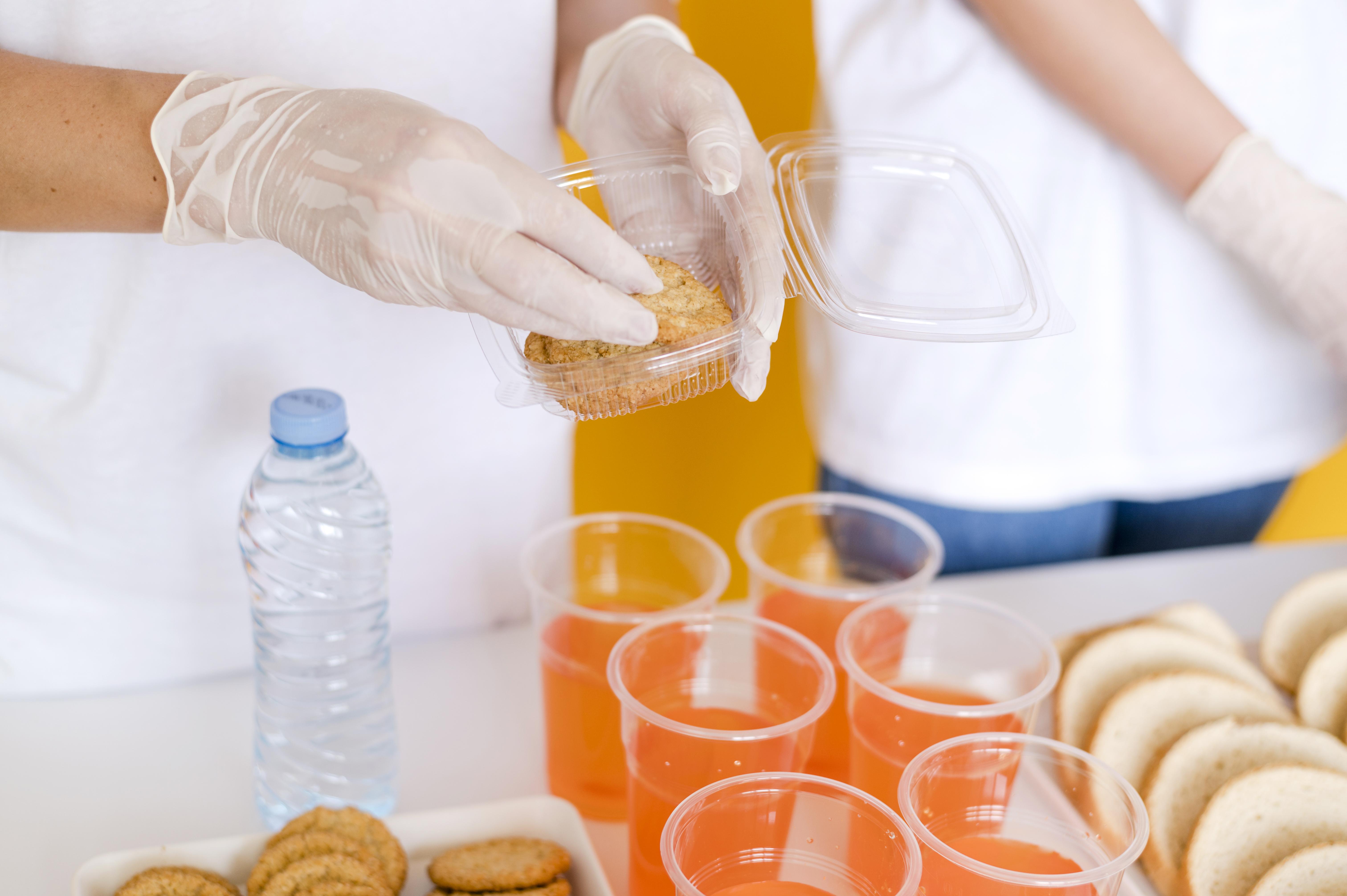 Микропластики в пищевой продукции: происхождение, свойства и возможные риски